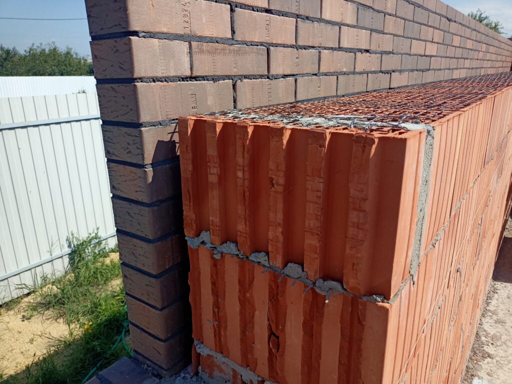 Кладка дома из керамичесских блоков и кирпича