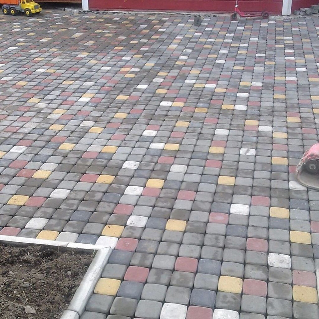 Укладка тротуарной плитки во дворе частного дома