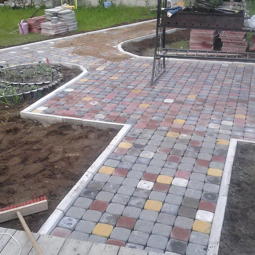 Укладка тротуарной плитки в зоне отдыха