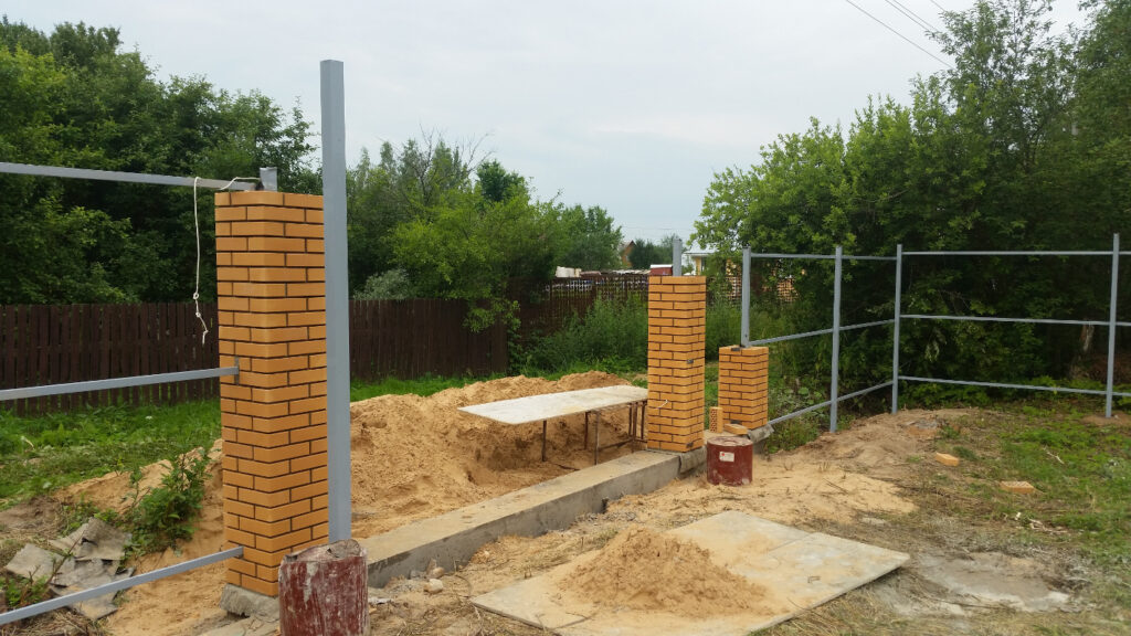 Бетонный фундамент под кирпичный забор